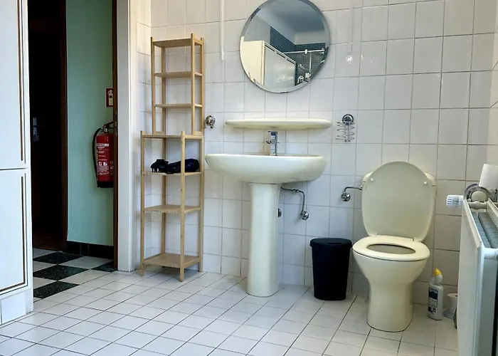 Maison Entiere/ Entire House With Privat 3 Parking *